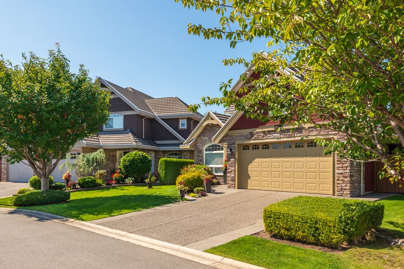 garage de casa con jardin verde