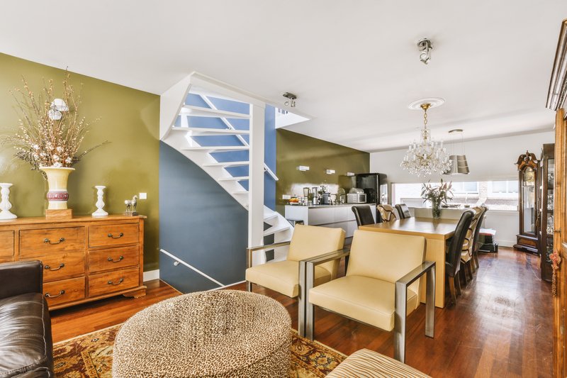 espacio de sala con escaleras a segunda planta